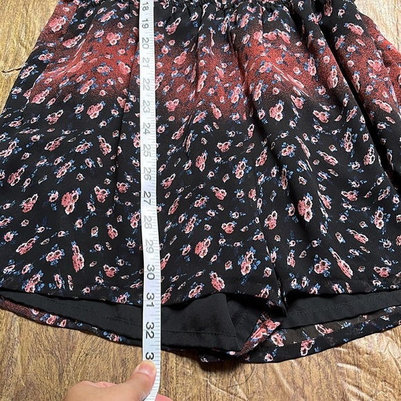 BCBGeneration Button Front V Neck Floral Chiffon Romper Size M - Picture 15 of 16